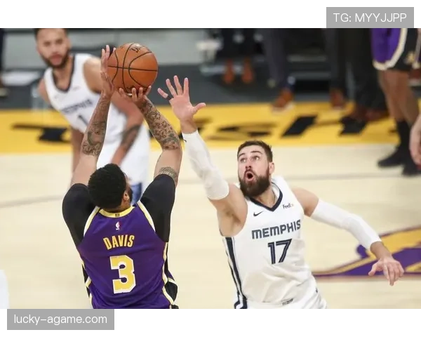 拉玛尔·奥多姆挡拆创造多次二次进攻，提升湖人内线得分效率